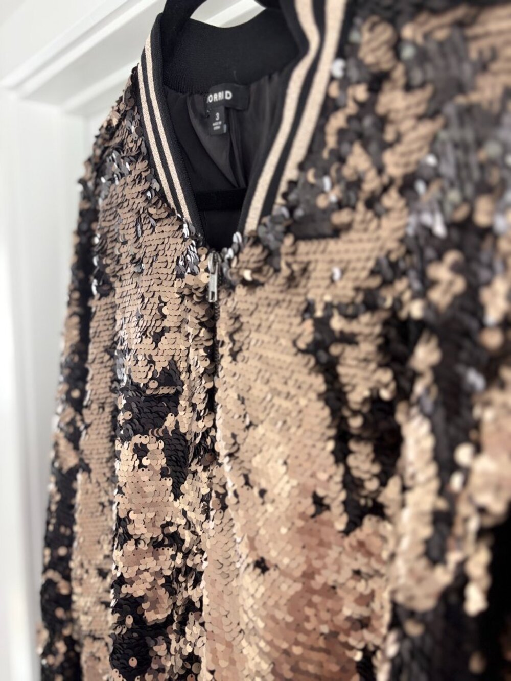 Torrid Sequin Bomber Jacket Black Gold Varsity Style Size 3x - Picture 4 of 4